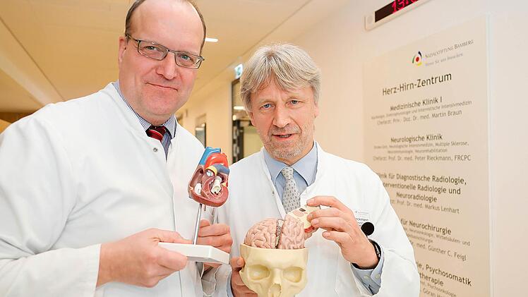 Kardiologe Martin Braun (l.) und Neurologe Peter Rieckmann sind die beiden Leiter des Herz-Hirn-Zentrums Bamberg. Foto: Matthias Hoch
