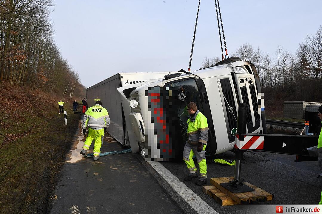 Lkw kippt auf A73 um - Autobahn in Richtung Nürnberg gesperrt