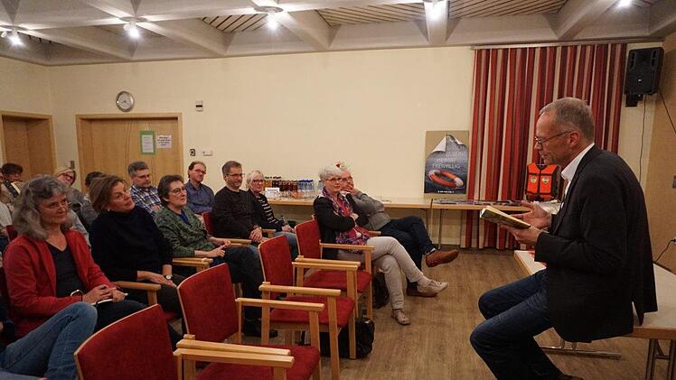 Burkhard Hose las in Bischofsheim aus seinem Buch "Seid laut!" und kam  mit den Besuchern ins Gespräch. Foto: Marion Eckert