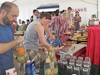 &Uuml;bungsleiter, Trainer und Betreuer aller Abteilungen wie auch deren Angeh&ouml;rige waren zum Dank ans Fr&uuml;hst&uuml;cksbuffet des SV Buckenhofen geladen. Foto: Marion Knauer