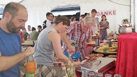 &Uuml;bungsleiter, Trainer und Betreuer aller Abteilungen wie auch deren Angeh&ouml;rige waren zum Dank ans Fr&uuml;hst&uuml;cksbuffet des SV Buckenhofen geladen. Foto: Marion Knauer