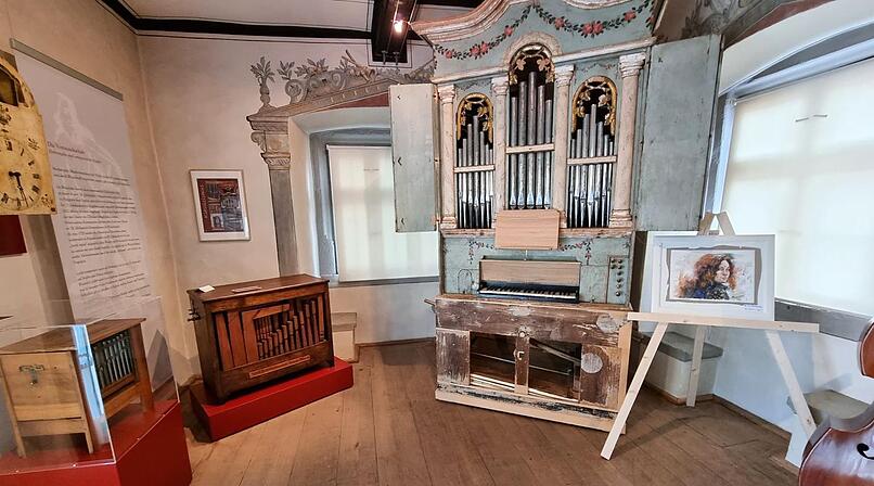 Rund 14 Orgeln aus aller Welt (hier im Bild eine italienische Orgel aus dem Jahr 1843) sind im Orgelbaumuseum in Ostheim vor der Rh&ouml;n zu bewundern.