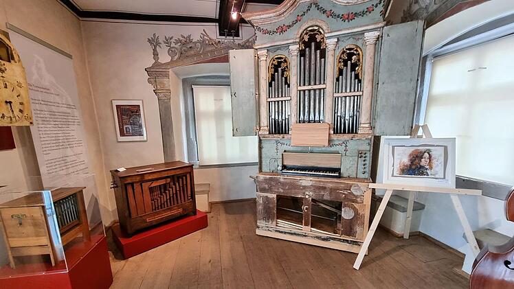 Rund 14 Orgeln aus aller Welt (hier im Bild eine italienische Orgel aus dem Jahr 1843) sind im Orgelbaumuseum in Ostheim vor der Rh&ouml;n zu bewundern.