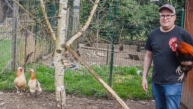 Matthias Sprenger, Vorsitzender des KTZV Neukenroth, freut sich auf zahlreiche Teilnehmer der Bezirksversammlung der RGZ Oberfranken. Er züchtet mit Vorliebe die „Sulmtaler", eine robuste und kälteunempfindliche Hühnerrasse.