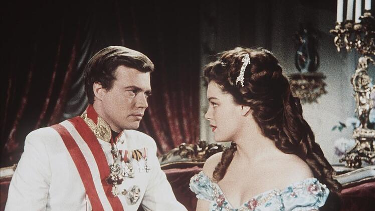 Als Kaiser Franz Joseph und Prinzessin Sissi dominieren Karlheinz B&ouml;hm und Romy Schneider seit Jahren das Weihnachtsprogramm.