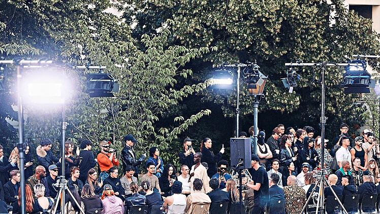 Viele Zuschauer und Modeexperten s&auml;umen den Laufsteg der Show im Garten des Kronprinzenpalais.