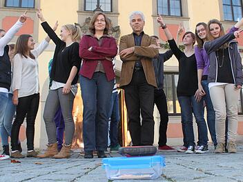 Geocaching schickt den Teilnehmer auf der Suche nach einem Schatz in alle Richtungen. Sabine Christof und Harald Fischer (Mitte) blicken auf unserem Bild aber nur nach vorne, wo die Schatzbox und ein GPS-Gerät auf dem Boden platziert sind. Foto: Markus Häggberg