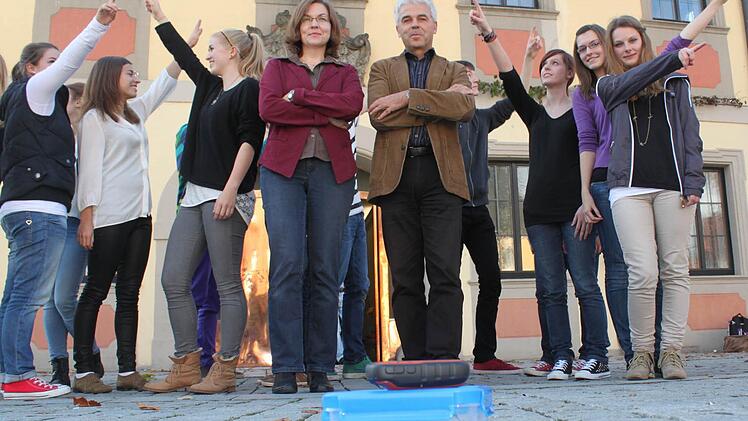 Geocaching schickt den Teilnehmer auf der Suche nach einem Schatz in alle Richtungen. Sabine Christof und Harald Fischer (Mitte) blicken auf unserem Bild aber nur nach vorne, wo die Schatzbox und ein GPS-Gerät auf dem Boden platziert sind. Foto: Markus Häggberg