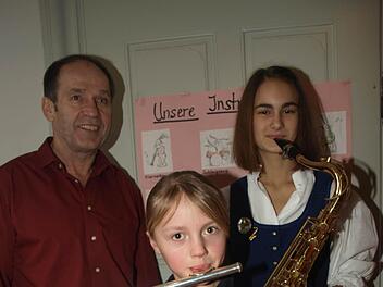 Immer wieder stellen sich Aktive der Blaskapelle den Leistungsprüfungen des Nordbayerischen Musikbundes. Maßgeblich engagiert sich seit über 20 Jahren Jugendvertreter Richard Dees, auf unserem Bild zusammen mit Franziska Stahl (vorne) und Julia Mehn (rechts). Foto: S. Geiger