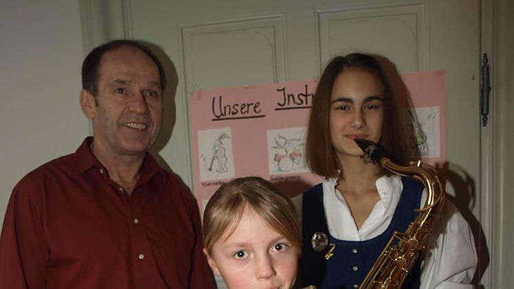 Immer wieder stellen sich Aktive der Blaskapelle den Leistungsprüfungen des Nordbayerischen Musikbundes. Maßgeblich engagiert sich seit über 20 Jahren Jugendvertreter Richard Dees, auf unserem Bild zusammen mit Franziska Stahl (vorne) und Julia Mehn (rechts). Foto: S. Geiger