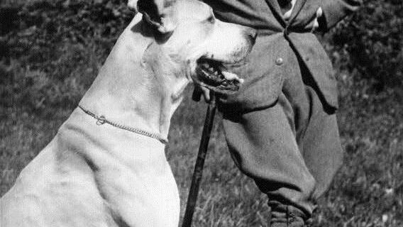 Haller 1939 mit Hund Altai