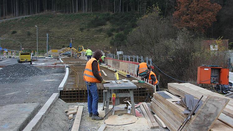 Bauarbeiter bei den letzten Schalungsarbeiten Foto: Friedwald Schedel