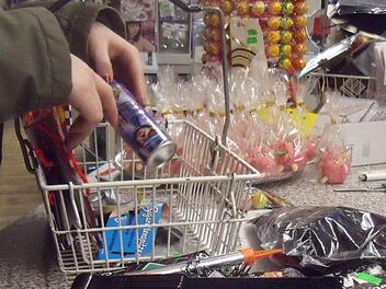 30 bis 40 Euro werden im Durchschnitt für Silvesterartikel bei Peter Schauer ausgegeben.  Foto: Anette Schreiber