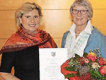 Im Namen der Gemeinde Kleinsendelbach sprach Bürgermeisterin Gertrud Werner (links ) Meike Jakob Dank für ihre langjährige ehrenamtliche Tätigkeit im Klinik-Besuchsdienst Erlangen aus.  Foto: fra-press
