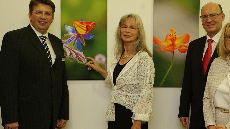 Vernissage in der Bank Schilling (von links): Filialdirektor Johannes Wagenpfahl, Maria Heckmann, Vorstandsmitglied Matthias Busch und Kunstkritikerin Astrid Hedrich-Scherpf. Foto: Winfried Ehling