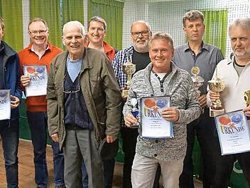 Unter anderem wurden Klaus Schwarz und Bernd Heinlein (vorne v. r.) für 500 Spiele für den TTC Mailach ausgezeichnet. Foto: Tina Meier