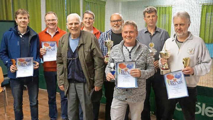 Unter anderem wurden Klaus Schwarz und Bernd Heinlein (vorne v. r.) für 500 Spiele für den TTC Mailach ausgezeichnet. Foto: Tina Meier