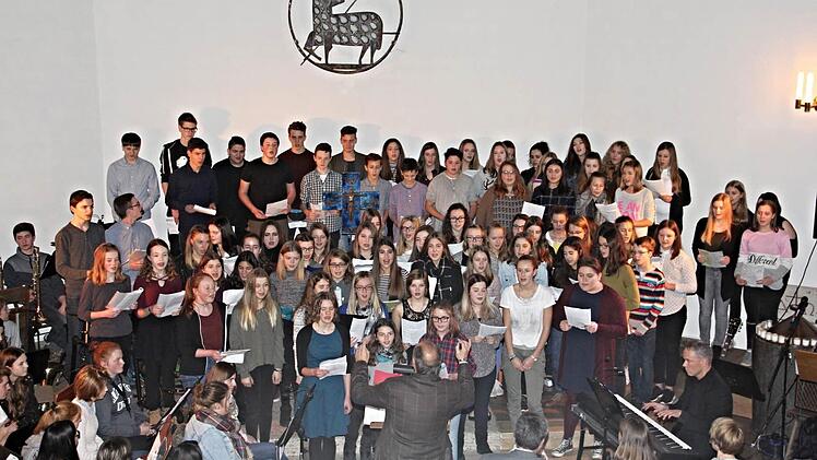 Der Mittelstufenchor in "gewaltiger Besetzung" bei seinem Auftritt. Foto: Helmut Will