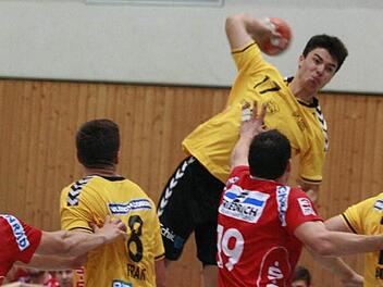 Benedikt Kellner (beim Wurf) soll heute Abend im Bundesligakader des HSC Coburg Erfahrungen sammeln. Im Testspiel gegen Dukla Prag hofft der talentierte Rückraumspieler auf einige Einsatzminuten. Foto: Iris Bilek