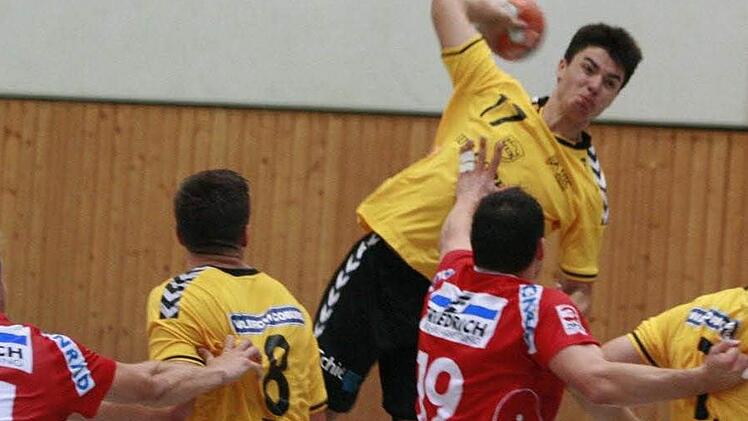 Benedikt Kellner (beim Wurf) soll heute Abend im Bundesligakader des HSC Coburg Erfahrungen sammeln. Im Testspiel gegen Dukla Prag hofft der talentierte Rückraumspieler auf einige Einsatzminuten. Foto: Iris Bilek