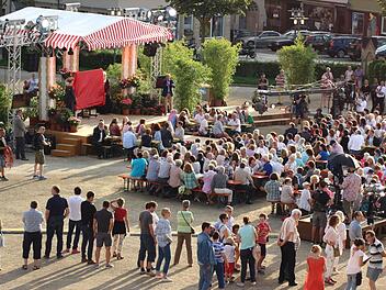 800 Plätze hatte der Bayerische Rundfunk fürs Publikum bei der Aufzeichnung der Sendung "Auf geht's" auf dem Coburger Schlossplatz bereitgestellt.  Foto: Ulrike Nauer