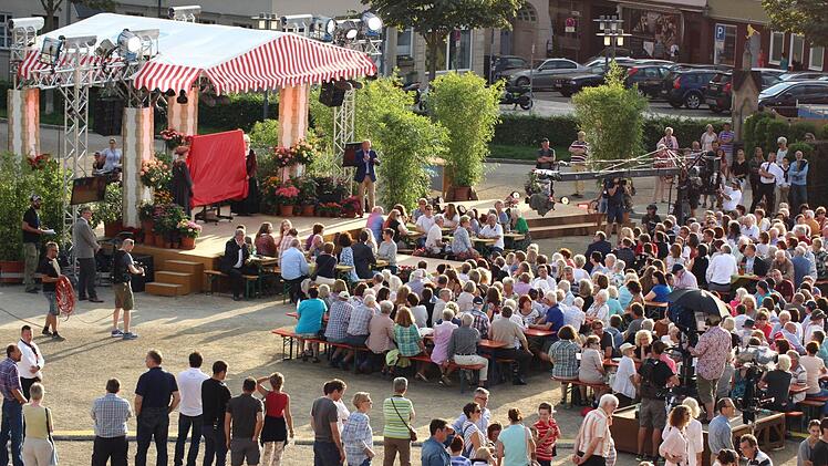 800 Plätze hatte der Bayerische Rundfunk fürs Publikum bei der Aufzeichnung der Sendung "Auf geht's" auf dem Coburger Schlossplatz bereitgestellt.  Foto: Ulrike Nauer