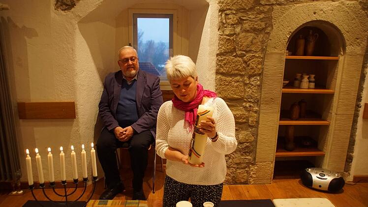 Das Licht spielt im Ostergarten eine besondere Rolle, deshalb wurde die neue Saison mit dem Entzünden der Kerzen durch Angelika Reinhart und Diakon i.R. Robert Hager eröffnet.Sabine Weinbeer
