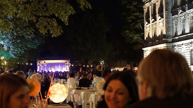 Stimmung vor dem Kollegienhaus nach Mitternacht    Foto: Pascale Ferry