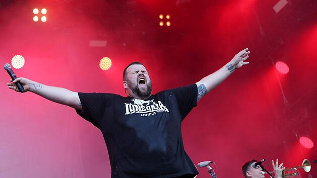 Die Punkband "Feine Sahne Fischfilet", hier Sänger Jan "Monchi" Gorkow beim Musikfestival "Rock im Park", ist beim Konzert in Chemnitz aufgetreten. Am Freitag ist die Band in Bayreuth zu hören Foto:  Archiv/Daniel Karmann/dpa