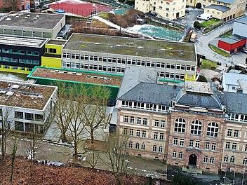 Der Fachklassentrakt am MGF-Gymnasium (im Hintergrund) soll umfassend saniert werden. Foto: BR-Archiv