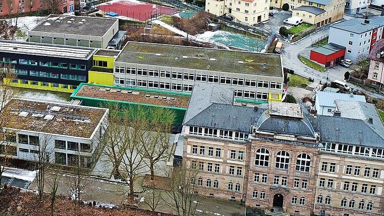Der Fachklassentrakt am MGF-Gymnasium (im Hintergrund) soll umfassend saniert werden. Foto: BR-Archiv