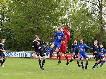 Duell in der Luft: Zeckerns Michael Glaser gegen R&ouml;ttenbachs Torh&uuml;ter Julian Baum&uuml;ller. Foto: Uwe Kellner