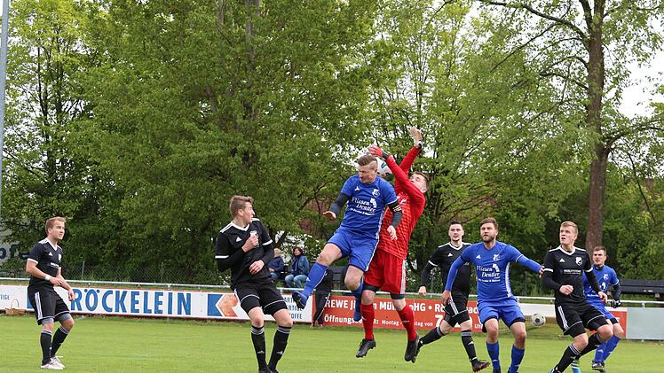 Duell in der Luft: Zeckerns Michael Glaser gegen R&ouml;ttenbachs Torh&uuml;ter Julian Baum&uuml;ller. Foto: Uwe Kellner