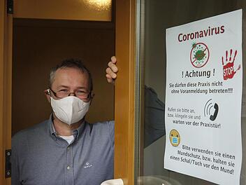 Nichts ist mehr wie früher:  "Ohne Angst, aber mit Respekt" gehen Ullrich Zuber und seine Hausarztkollegen mit dem Coronavirus um.  Der Hausarzt aus dem Itzgrund sieht künftig  aber nicht nur die Ärzte in der Verantwortung, was den Kampf gegen die Infektionen angeht. - Foto: Berthold Köhler