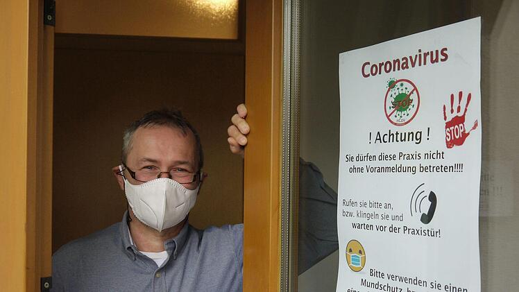 Nichts ist mehr wie früher:  "Ohne Angst, aber mit Respekt" gehen Ullrich Zuber und seine Hausarztkollegen mit dem Coronavirus um.  Der Hausarzt aus dem Itzgrund sieht künftig  aber nicht nur die Ärzte in der Verantwortung, was den Kampf gegen die Infektionen angeht. - Foto: Berthold Köhler