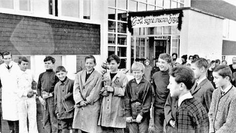 Die Reitscher Dorfjugend präsentierte sich bei der Schulhausweihe im Jahr 1966.