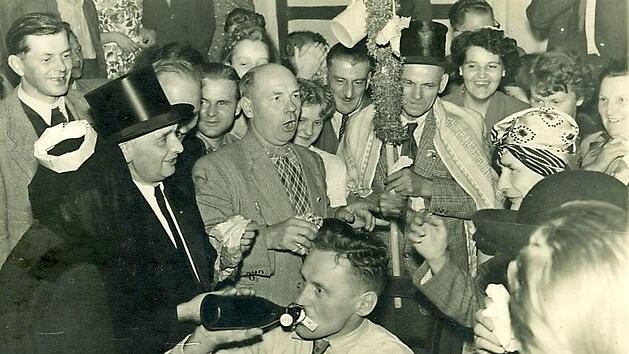 In den 50er Jahren wurde die Kirchweih der Hahnweggemeinde noch in einer ausgelassenen Zeremonie beerdigt.  Fotos: CT-Archiv