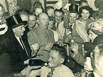 In den 50er Jahren wurde die Kirchweih der Hahnweggemeinde noch in einer ausgelassenen Zeremonie beerdigt.  Fotos: CT-Archiv