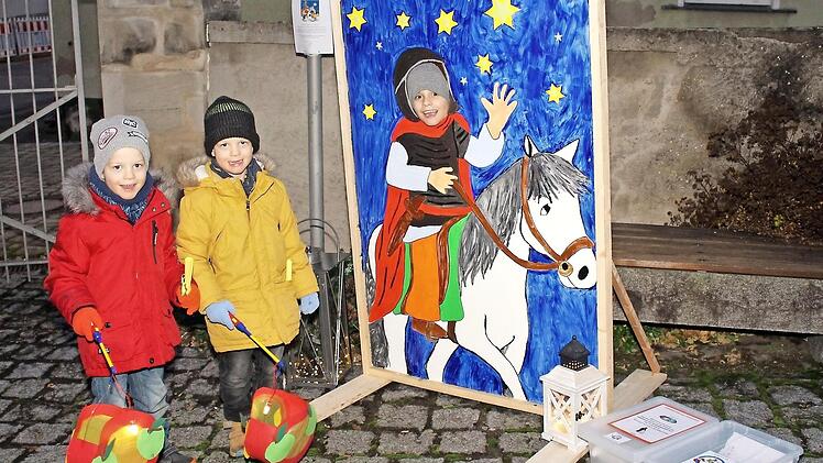 Julian (auf dem Pferd) hatte mit seinen Brüdern Yannick und Philipp mächtig Spaß. Foto: Evi Seeger