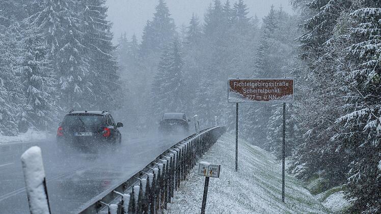 Grusel-Wetter in fränkischen Frähling: Mehrere Zentimeter Neuschnee im Fichtelgebirge