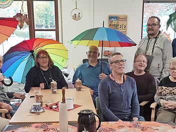 Bunte Regenschirme gab es zum Abschied.