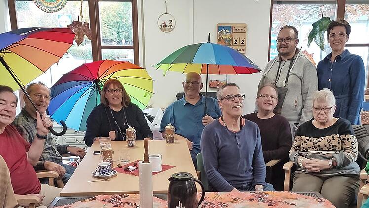 Bunte Regenschirme gab es zum Abschied.
