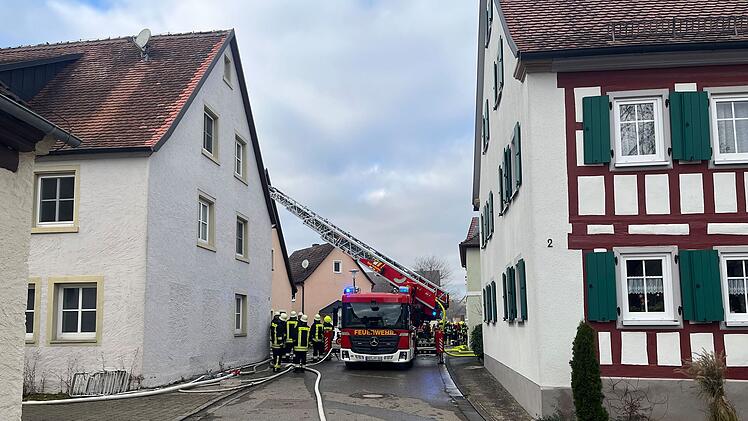 Feuerwehreinsatz in Geslau: Wohnhaus in Flammen - "definitiv nicht" mehr bewohnbar