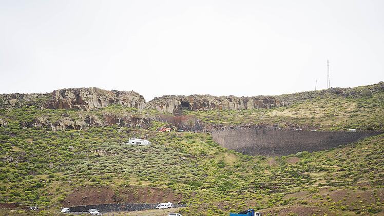 Bus st&uuml;rzt auf Kanareninsel B&ouml;schung hinab
