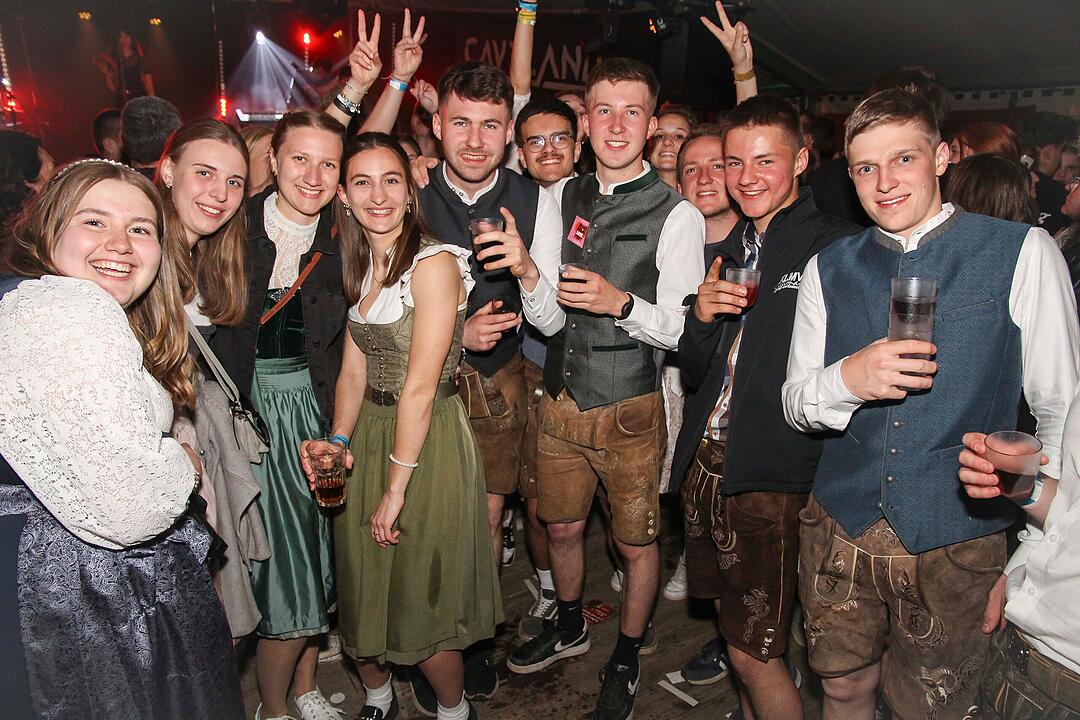 Dirndl vs. Lederhosen
