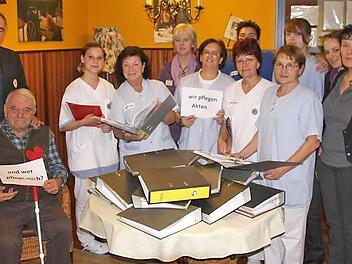 Rund zehn Vollzeitkräfte (hinter dem Aktentisch) sind notwendig, um im Etzelskirchener BRK-Altenheim  die Vorgaben im Bereich Dokumentation zu erfüllen.  Für die Pflege der Bewohner haben sie keine Zeit mehr.  Foto: Andreas Dorsch