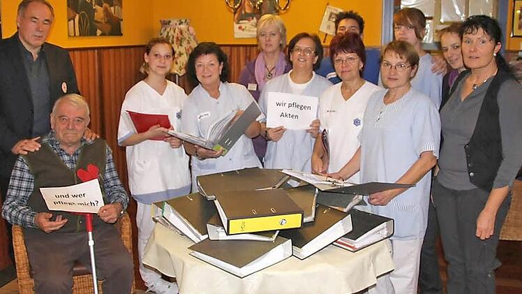 Rund zehn Vollzeitkräfte (hinter dem Aktentisch) sind notwendig, um im Etzelskirchener BRK-Altenheim  die Vorgaben im Bereich Dokumentation zu erfüllen.  Für die Pflege der Bewohner haben sie keine Zeit mehr.  Foto: Andreas Dorsch