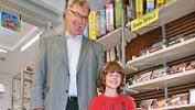 Bürgermeister Helmut Dietz heißt den achtjährigen Tim Walter aus Schottenstein in der Gemeindebücherei im KOMM in Untermerzbach als 500. Leser herzlich willkommen.