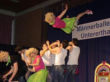 Mit der "Schmiere" zum Sieg. Das Männerballett aus Oberthulba siegte der Rock 'n' Roll-Hymne aus "Grease". Foto: Winfried Ehling