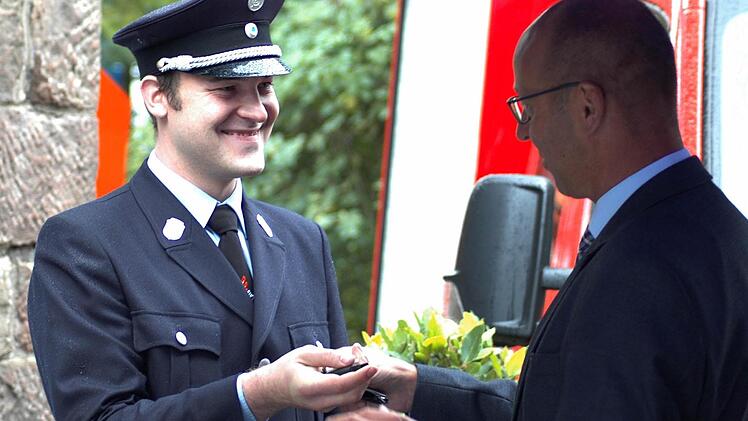 Der Kommandant hat die Schlüsselgewalt: Bürgermeister Gerd Kleinhenz übergibt die Fahrzeugschlüssel an Kommandant David Kretschmann aus Oberwildflecken. Foto: Sebastian Schmitt-Mathea